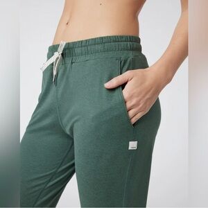 Vuori Dreamknit performance Joggers size Large